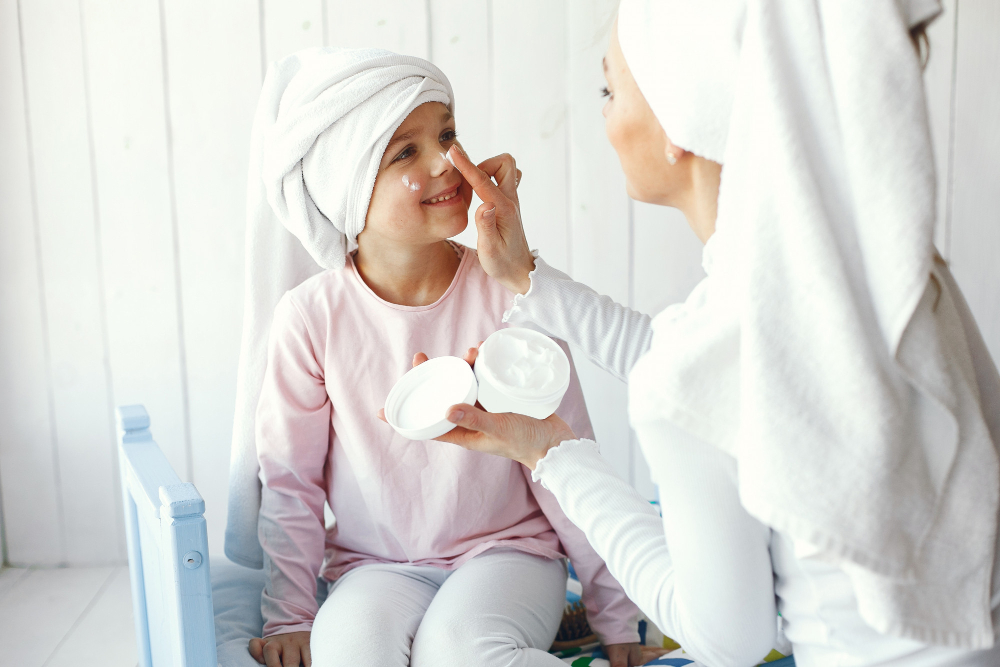 mom-playing-with-cosmetics-with-her-daughter